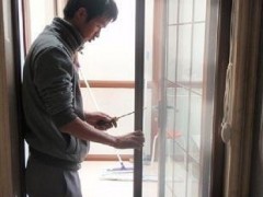 南京专业师傅上门维修玻璃门.换地弹簧地锁门夹维修.玻璃门吊夹更换安装
