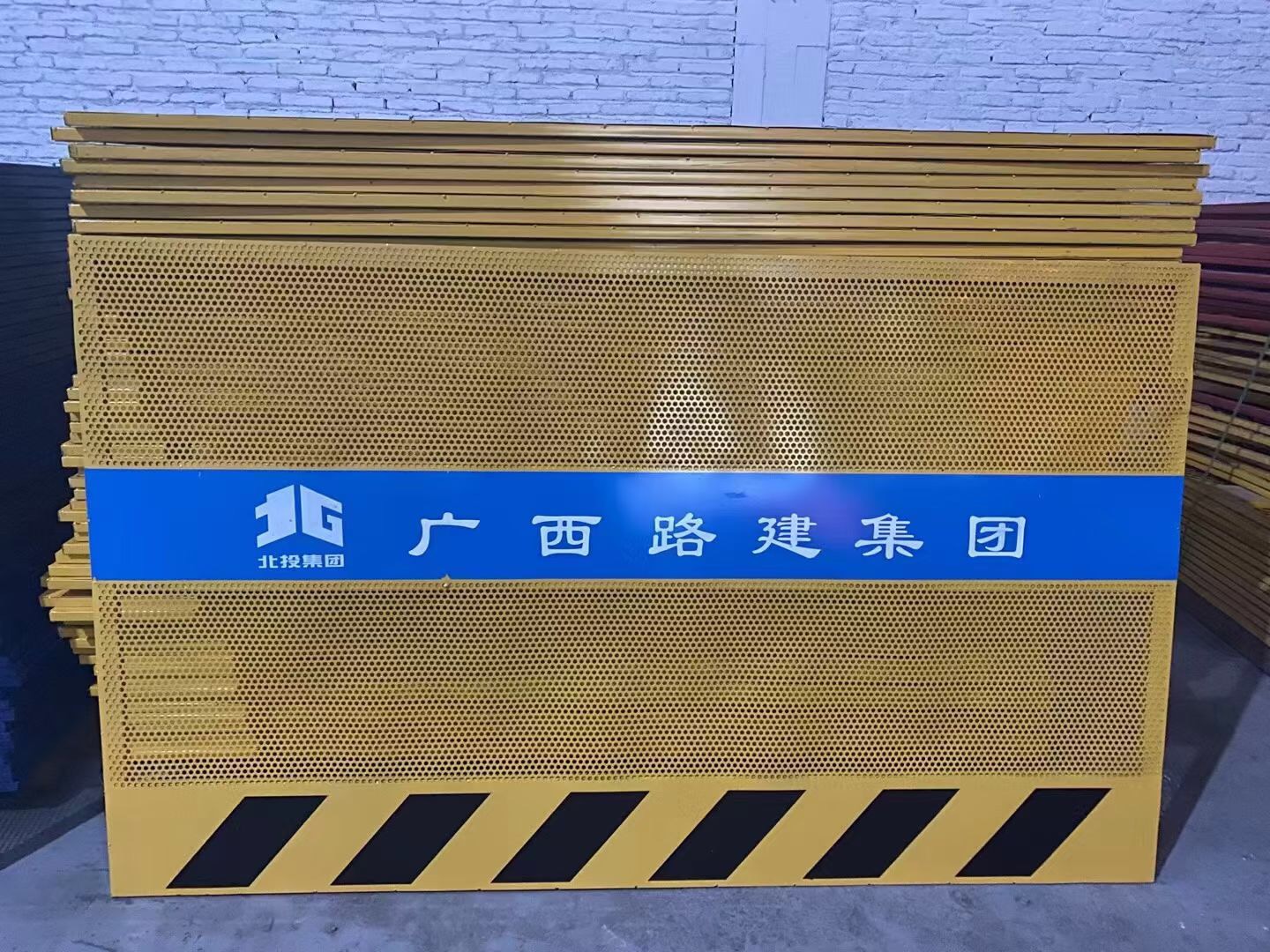建筑工地基坑围栏工地防护栏杆冲孔板基坑护栏​临边基坑围栏安全