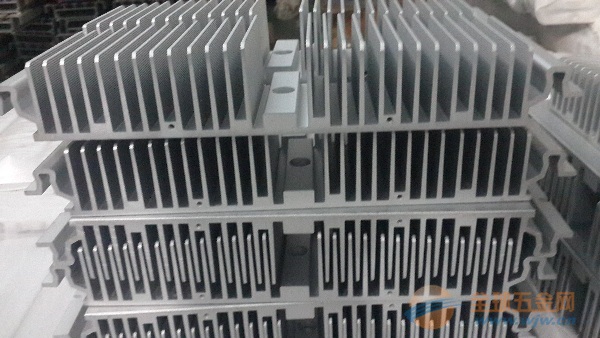 路灯散热器铝型材销售生产路灯散热器暖气片散热器